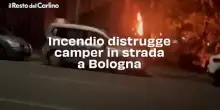 Incendio distrugge camper in strada a Bologna: video