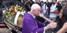 Funerali Emilio Fede, l'uscita del feretro dalla chiesa di Segrate