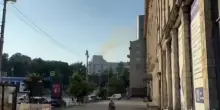 Ucraina, massiccio attacco russo: in fiamme palazzo del governo a Kiev