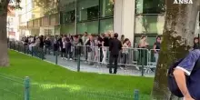 Secondo giorno di camera ardente di Armani, lunga fila dalle 7