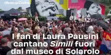 I fan di Laura Pausini cantano Simili fuori dal museo di Solarolo. Video