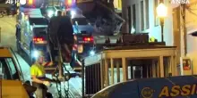 Funicolare deragliata a Lisbona, operai al lavoro per rimuovere i rottami