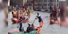 Regata storica a Venezia, sfilata di gondole sul Canal Grande