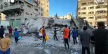 Gaza, palestinesi fra le macerie dopo l'ennesimo raid israeliano