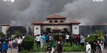 Nepal, fuoco e fiamme: edifici governativi incendiati dai manifestanti