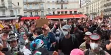 "Siamo tutti antifascisti": i francesi protestano in italiano a Parigi