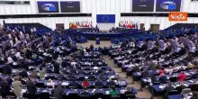 Proteste al Parlamento Ue contro rifiuto minuto silenzio per Kirk, eurodeputati battono sui banchi