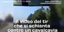Il video del tir che si schianta contro un cavalcavia