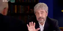 Maurizio Crozza si trasforma in Roberto Fico a colloquio con De Luca