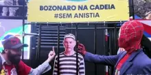 Bolsonaro vestito da galeotto, il cartonato spopola a Rio de Janeiro