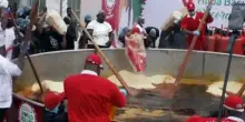 Nigeria, la pentola di riso jollof più grande del mondo