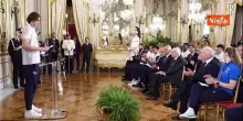 Mattarella riceve in dono una maglia dalla nazionale maschile e femminile di pallacanestro U20
