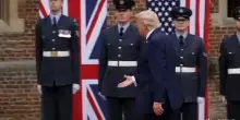 L'arrivo di Trump a Chequers in elicottero, accolto da Keir Starmer