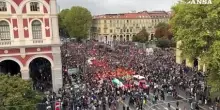 Torino in piazza per Gaza, in migliaia davanti a Porta Nuova
