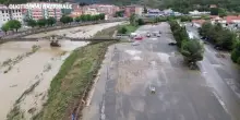 Alluvione a Cairo Montenotte, auto travolte dal Bormida in piena: il drone