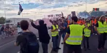 Blocco dell'autostrada a Bologna: il video di lacrimogeni e idranti