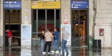 Milano, la devastazione dopo la guerriglia urbana a Stazione Centrale