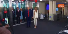Trump e Melania arrivano all'Onu, la scala mobile non funziona e salgono a piedi