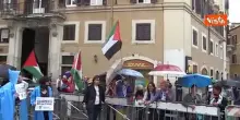 Global Sumud Flotilla, i manifestanti al presidio a Montecitorio fanno rumore con le chiavi