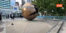 "Sfera con Sfera", la statua di Arnaldo Pomodoro davanti alla sede dell'Onu a New York
