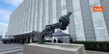 La statua della pistola annodata, simbolo dell'Onu, davanti alla sede a New York