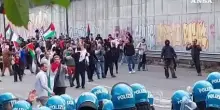 Torino, tensioni al corteo pro-Palestina: la polizia carica i manifestanti