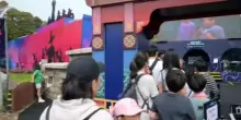 Folla nel parco a tema in Corea per l'attrazione "Kpop Demon Hunters"