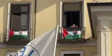 Spuntano bandiere Free Palestine vicino a comizio del centrodestra