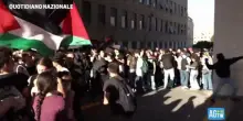Corteo a La Sapienza, petardi e vernice rossa contro il rettorato