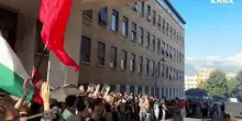 Roma, corteo pro-Pal alla Sapienza: petardi davanti al Rettorato