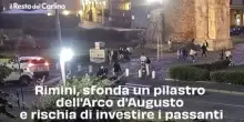 Rimini, sfonda un pilastro dell'Arco d'Augusto e rischia di investire i passanti: il video