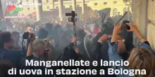 Manganellate e lancio di uova in stazione a Bologna: video