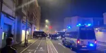 Guerriglia a Bologna, devastata la stazione: video