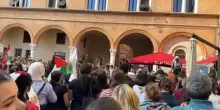 A Ferrara un'enorme bandiera della Palestina in piazza del Municipio