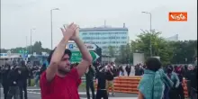 Corteo pro Gaza sulla Tangenziale Est a Milano, cartelli stradali imbrattati dai manifestanti