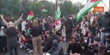 Corteo pro Gaza in Tangenziale Est a Milano, i manifestanti cantano "Bella ciao"