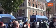 Manifestazione pro Gaza a Roma, la Polizia schierata davanti al Ministero delle Infrastrutture