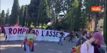"Siamo tutti sulla stessa barca", i cartelli del corteo pro Gaza per la Flotilla a Roma