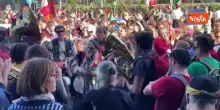 Corteo pro Gaza a Roma, musicisti suonano in strada con bandiere Palestina e kefiah