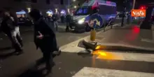 Guerriglia urbana a Roma dopo corteo pro Gaza, in strada vetri rotti, segnali divelti e petardi