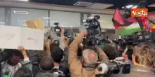 Rientrano attivisti Flotilla a Fiumicino, ad attenderli cori, applausi e bandiere sventolate