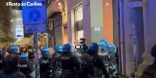 I manifestanti escono da piazza del Nettuno, tensioni con la polizia. il video