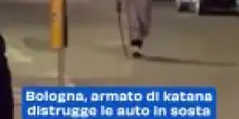 Armato di katana semina il panico in strada a Bologna: il video