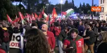 "Meloni, sei alla frutta", i cartelli al corteo pro Gaza a Roma