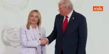 Meloni in Egitto per firma accordi pace Gaza, la stretta di mano con Trump