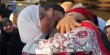 I palestinesi liberati abbracciano le loro famiglie a Jenin