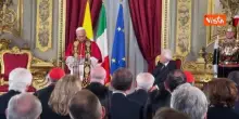 Applauso e standing ovation per il Papa al Quirinale, poi la stretta di mano con Mattarella