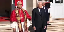 Mattarella accoglie il Papa al Quirinale, oltre mezz'ora di colloquio privato
