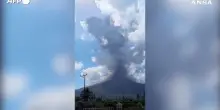 Indonesia, l'eruzione del Lewotobi Laki-Laki in timelapse