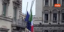 Le bandiere di Palazzo Chigi a mezz'asta nel giorno del funerale dei tre Carabinieri morti a Verona